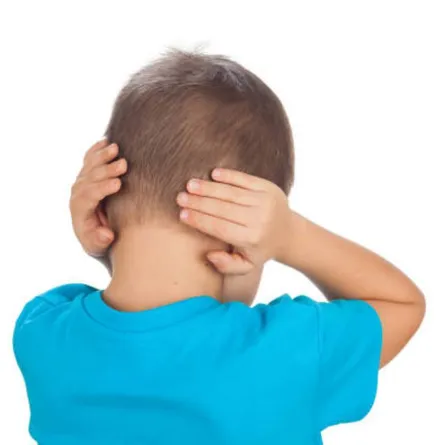 صورة لطفل لا يسمع النداء