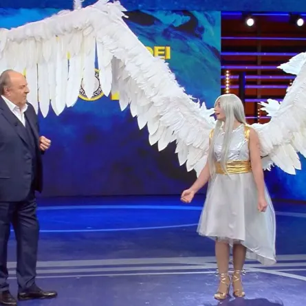 صانعة أزياء تنكرية تدخل موسوعة غينيس بأجنحة عملاقة 