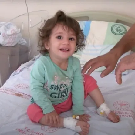 طفلة في عمر العامين تعض أفعى في تركيا - الصورة من newsflash