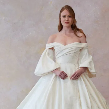 فساتين زفاف بأكمام الجرس