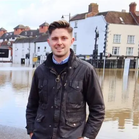 البريطاني Simon Crowther