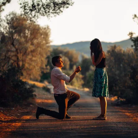 كيف تتعامل مع خطيبتك العنيدة