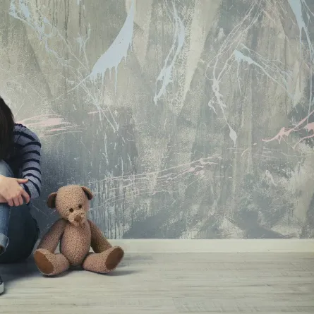 صورة لمراهقة منعزلة