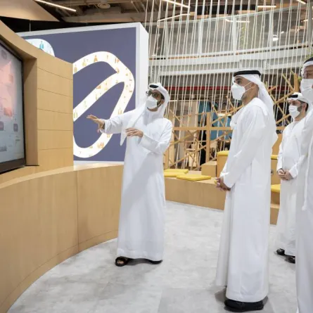  الشيخ خالد بن محمد بن زايد آل نهيان أثناء حضوره عملية النقل. الصورة من "وام"