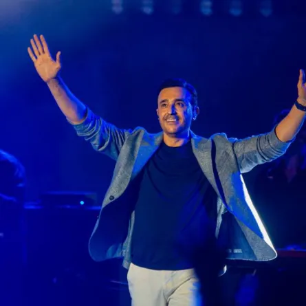 صابر الرباعي  يحيي الجمهور الغفير الذي حضر حفلته في مسرح قرطاج- الصورة من موقع المهرجان على الفيسبوك