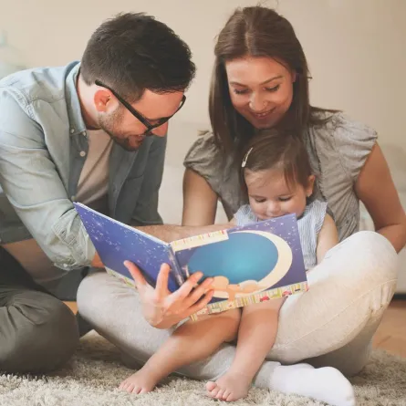 صورة لأسرة تقرأ