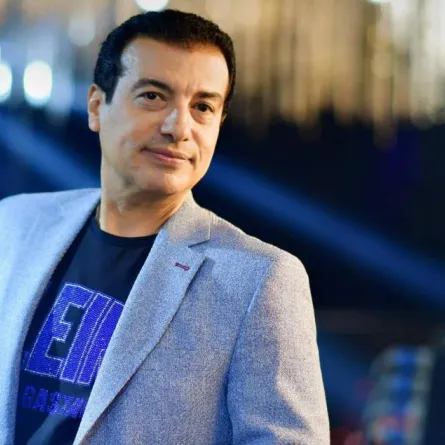 إيهاب توفيق - صورة من صفحته الرسمية على " فيسبوك " 