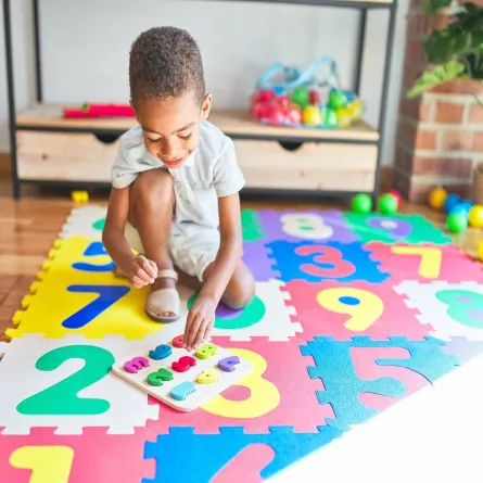 صورة لطفل صغير يلعب