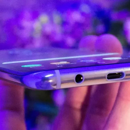 طريقة تنظيف منفذ USB-C على الهاتف أو الكمبيوتر المحمول