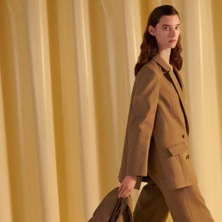 إطلالات باللون البني لصيف 2022