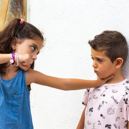 صورة للتنمر بالضرب