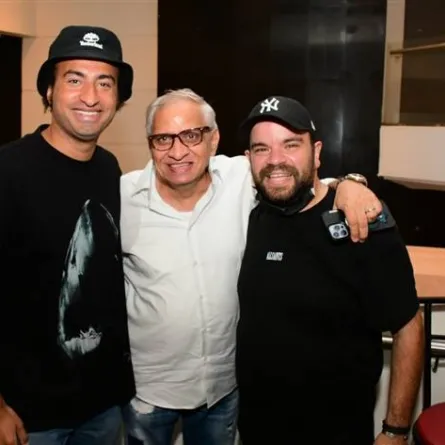 محمد عبد الرحمن وعلي ربيع والمتتج محمد السبكي بالعرض الخاص للفيلم - الصورة من المسؤول الإعلامي للفيلم