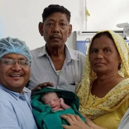 زوجان سبعينيان يرزقان بطفل