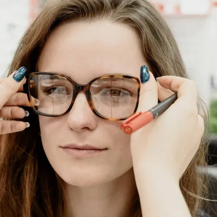 إعتام عدسة العين: ما هي الأعراض الأولى وعوامل الخطر؟