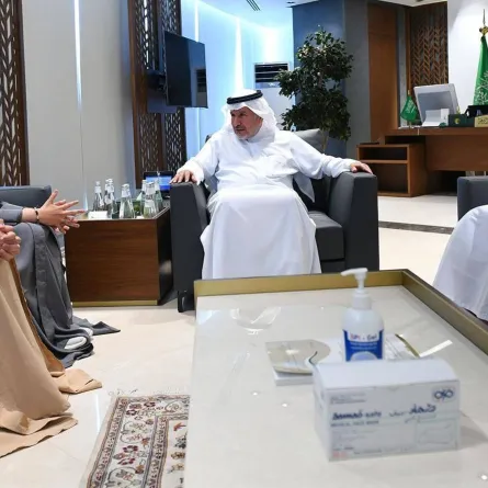  الربيعة يلتقي التوأم السيامي العُماني صفا ومروة بعد 15 عاماً من عملية فصلهما