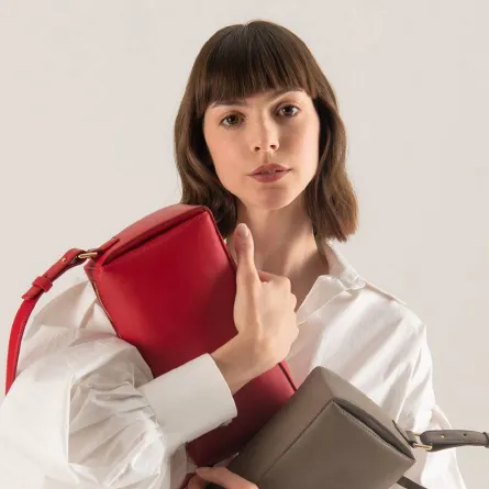 المصمّمة فاطمة العتيبة: أستلهم من القطع القديمة لابتكار حقائب لا تبطل موضتها 