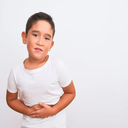صورة لطفل يعاني من الإمساك