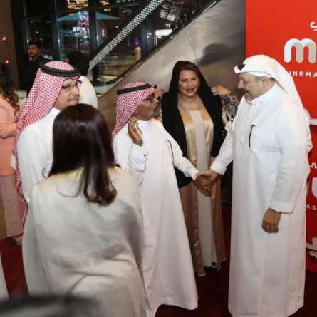 خالد الحربي يستقبل النجوم في افتتاح فيلم 90 يوم - تصوير صالح الغنام