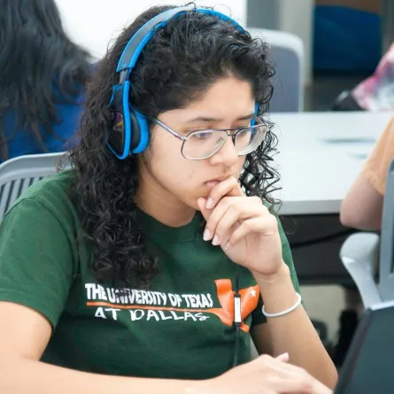 طالبة بالجامعة