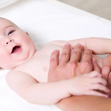 صورة لأم تقوم بتدليك طفلها