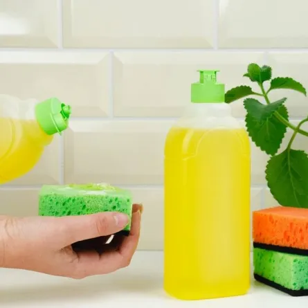 سائل الجلي فعّال في تنظيف البقع