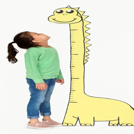 صورة لطفلة تقف بجانب مخطط الطول