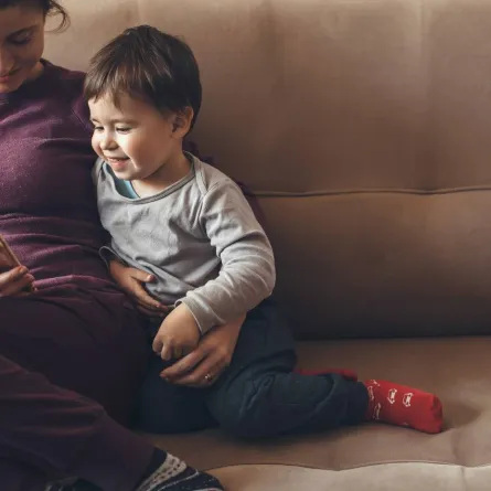 صورة لطفل مع أمه