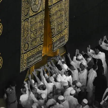 الحج والعمرة تدعو المعتمرين والزوار لتجنب إعاقة الحركة عند التقاط الصور