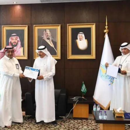 رئيس جامعة جازان يكرم أعضاء لجنة القبول - الصورة من موقع الجامعة