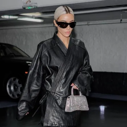 إطلالات محتشمة من كيم كارداشيان