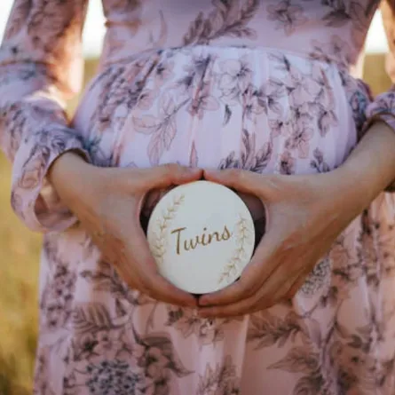 صورة لحامل سعيدة بحملها بتوأم