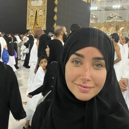 هنا الزاهد من أمام الكعبة - الصورة من حسابها على إنستغرام