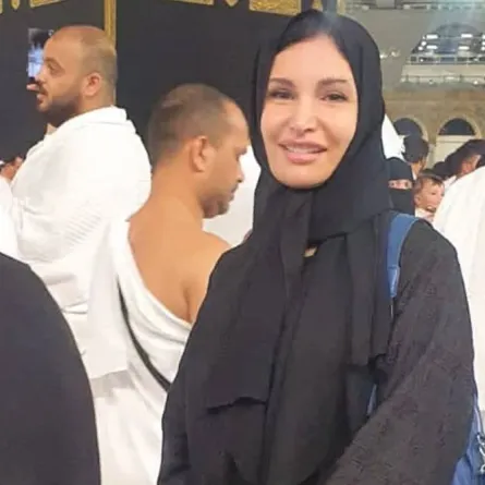 رشا شربتجي - تؤدي مناسك العمرة صورة من صفحتها الرسمية على انستغرام