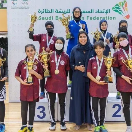 تتويج الفائزات. الصورة من العلاقات العامة