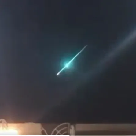 نيزك حائل يخترق الغلاف الجوي في سماء السعودية - الصورة من حساب الفلكي ملهم هندي
