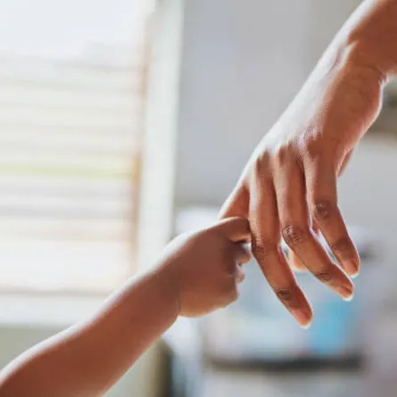 صورة تعبر عن التصاق الطفل بأمه