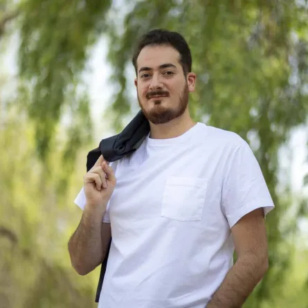 صورة المصمّم حمزة العمري