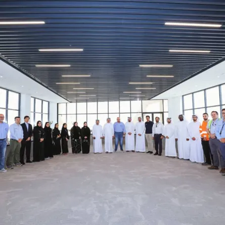 سعيد الطاير أثناء تفقده المشروع. الصورة من مكتب دبي الإعلامي