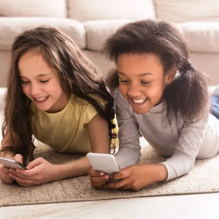 صورة لطفلتين وجوالهما