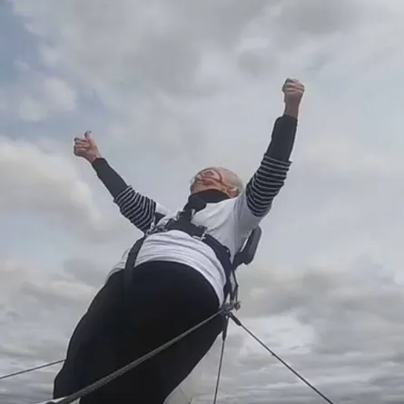 امرأة في سن الـ93 عاماً تُحلِّق على جناح طائرة