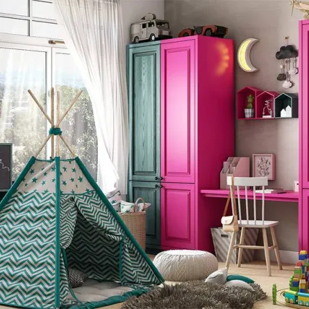 غرفة نوم كثيرة الإكسسوارات