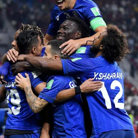 صورة للاعبي الهلال يحتفلون بهدف