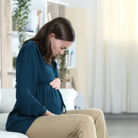 صورة لحامل لديها نزيف مع آلام في البطن