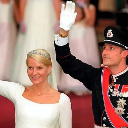 ولي العهد الأمير هاكون وولية العهد الأميرة ميت ماريت في يوم زفافهما- الصورة من حساب Europe Royals على إنستغرام