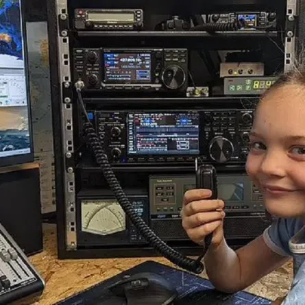 صورة الطفلة إيزابيلا باين بجانب جهاز الراديو