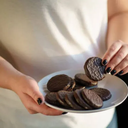 صورة لحامل تقوم بعادات صحية خاطئة ترفع الكوليسترول