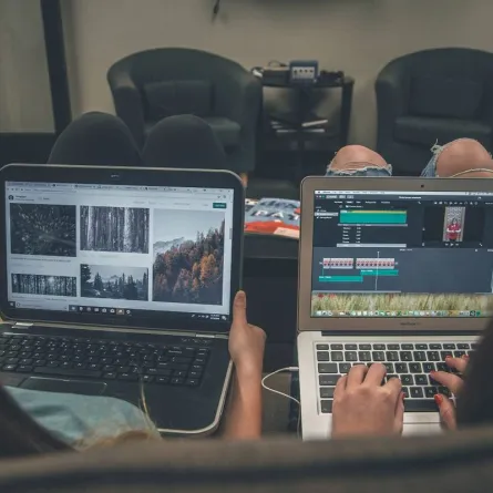 صورة لأجهزة لاب توب خلال العمل