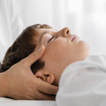 صورة لطفل صغير يعاني من ارتجاج المخ