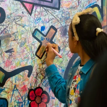  "العودة إلى الرياض" يتيح للأطفال التواصل مع الفنون التشكيلية وتأملها