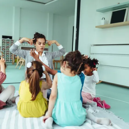 صورة لمعلمة مع الأطفال